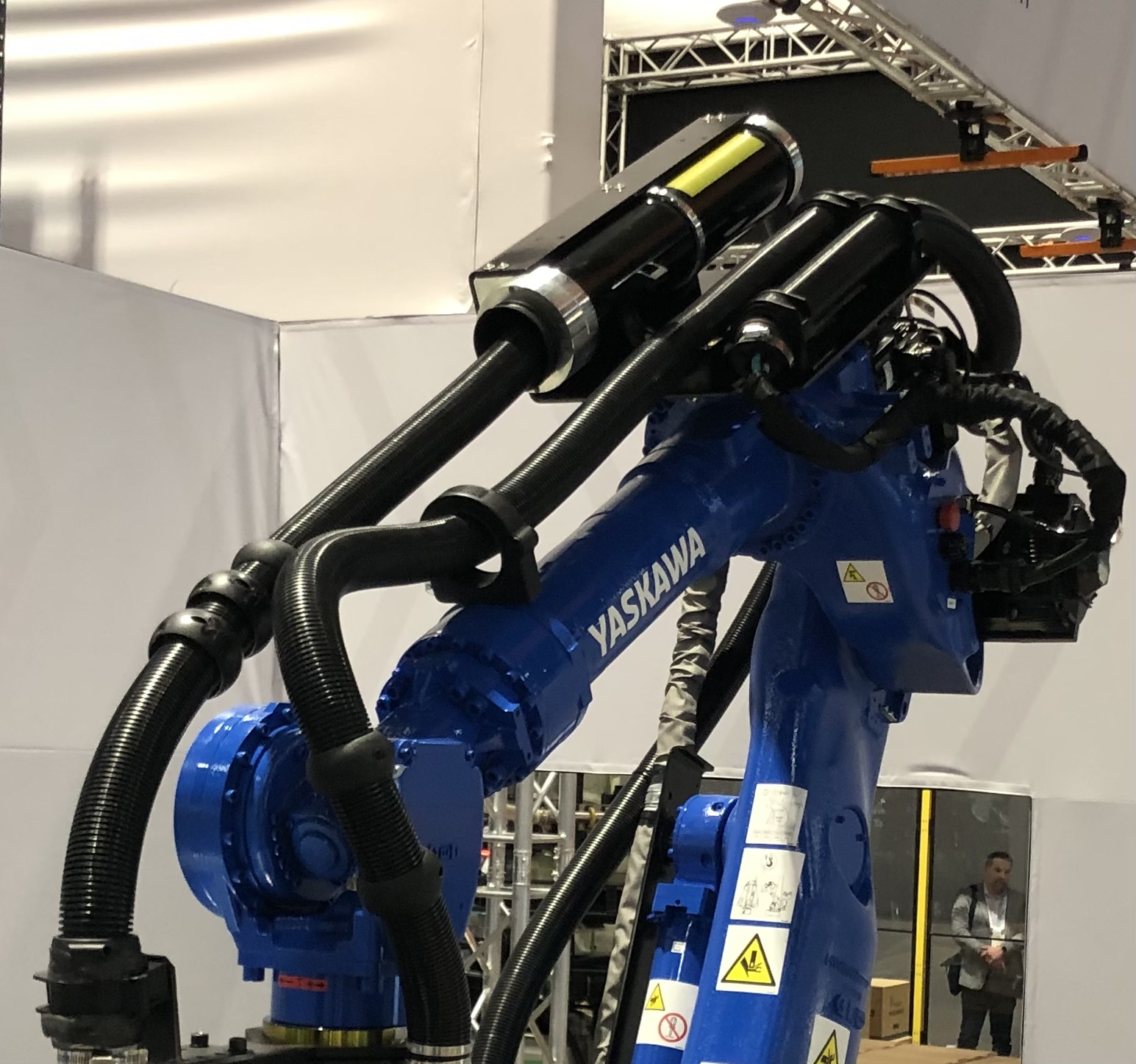 Tubos Corrugados Super Flexíveis REIKU com abraçadeiras e presilhas especiais montados em DRESSPACK (Anacondas) para uso em robôs industriais de todas as marcas e modelos. Você encontra na BERUF Brasil!